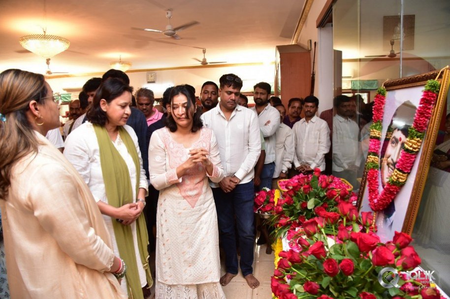 Celebrities-pay-homage-to-superstar-Krishna